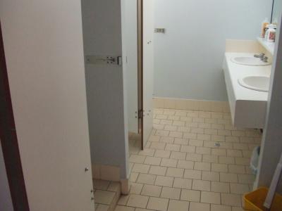 Nicht gender-seggregiertes Badezimmer in Wright Village